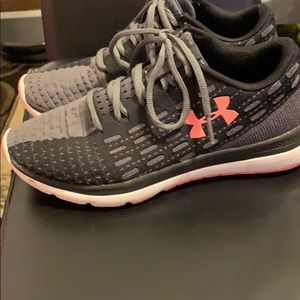 Woman’s UnderArmour charged size 7 tennis shoes